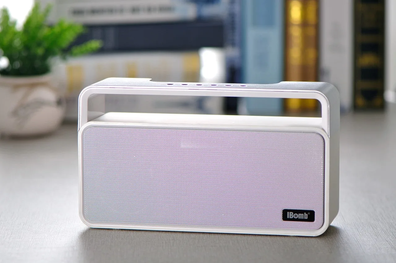 UNIVERSAL iBomb WHITE PORTABLE BLUETOOTH WIRELESS SPEAKER